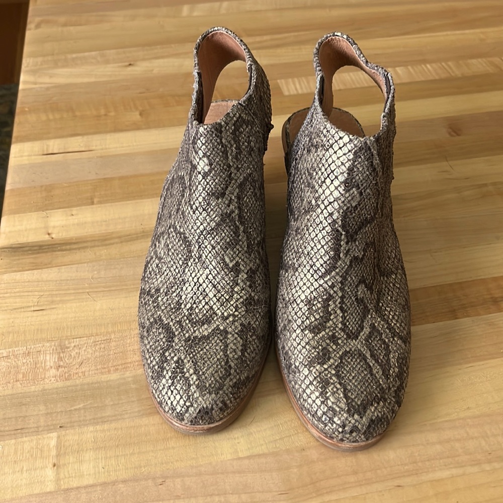 Gentle souls by Kenneth Cole leather sling back